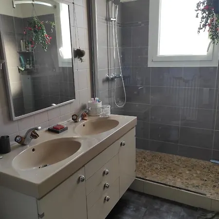 Habitación en casa particular Charmante - 2 Pers - Jacuzzi - Parking Ferme *